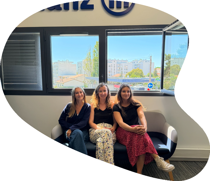 Colleen, nouvelle alternante au sein du service Communication de Tolède Groupe, lors de son arrivée dans l’entreprise.
